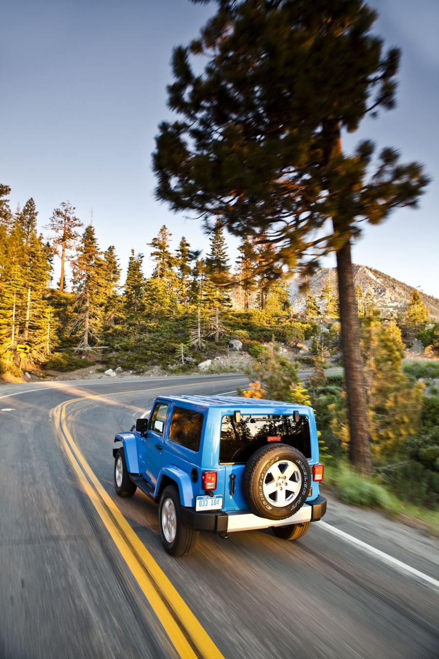  Jeep Wrangler Sahara 2012 года  (фото 10 из 15)